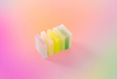 五颜六色的半透明橡皮堆叠在一起