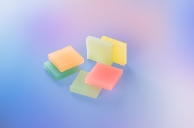 五颜六色的半透明橡皮堆叠在一起