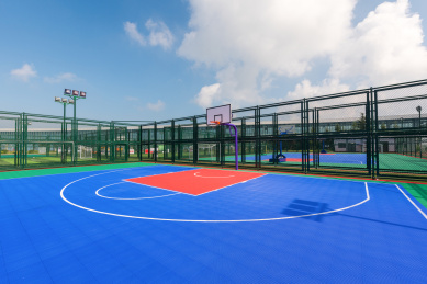 现代城市公共空间里的篮球场