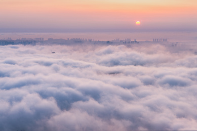中国山东青岛城市平流雾奇观