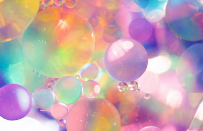 微距镜头捕捉阳光照耀下的彩色油滴