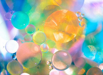 微距镜头捕捉阳光照耀下的彩色油滴