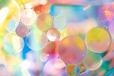 微距镜头捕捉阳光照耀下的彩色油滴