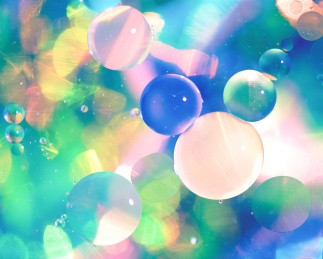 微距镜头捕捉阳光照耀下的彩色油滴