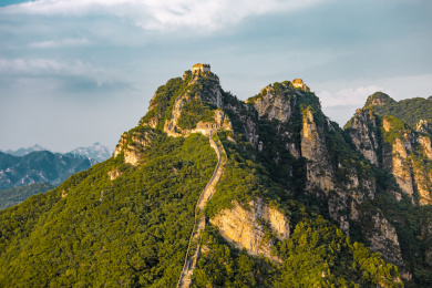 夏季夕阳下的北京怀柔箭扣野长城