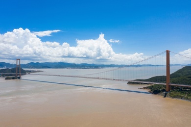在晴朗的盛夏中，蓝天白云下壮观的浙江舟山西堠门跨海大桥