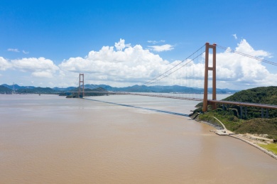在晴朗的盛夏中，蓝天白云下壮观的浙江舟山西堠门跨海大桥