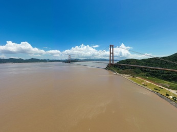 在晴朗的盛夏中，蓝天白云下壮观的浙江舟山西堠门跨海大桥