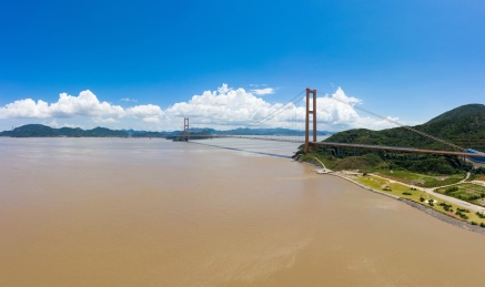 在晴朗的盛夏中，蓝天白云下壮观的浙江舟山西堠门跨海大桥