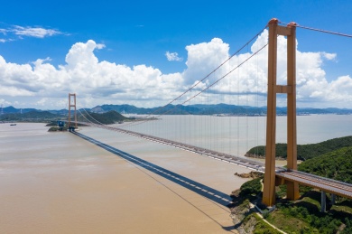 在晴朗的盛夏中，蓝天白云下壮观的浙江舟山西堠门跨海大桥