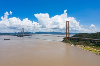 在晴朗的盛夏中，蓝天白云下壮观的浙江舟山西堠门跨海大桥