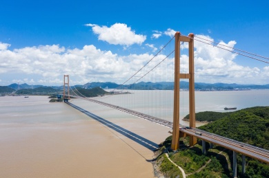 在晴朗的盛夏中，蓝天白云下壮观的浙江舟山西堠门跨海大桥