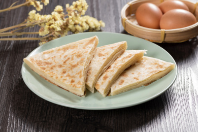 传统面食烙饼摆放在桌面上