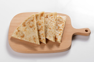 传统面食烙饼摆放在桌面上