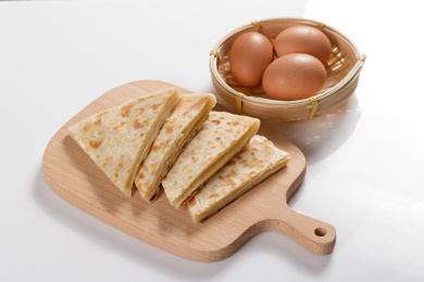 传统面食烙饼摆放在桌面上