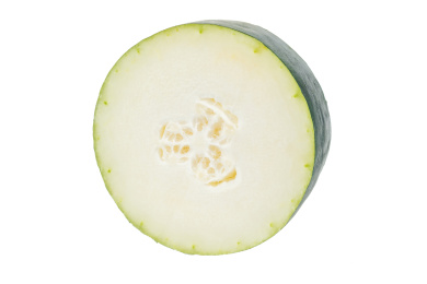 白背景上的冬瓜横截面静物特写