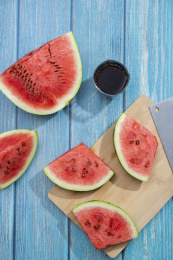 室内蓝色背景上摆放的切好的西瓜