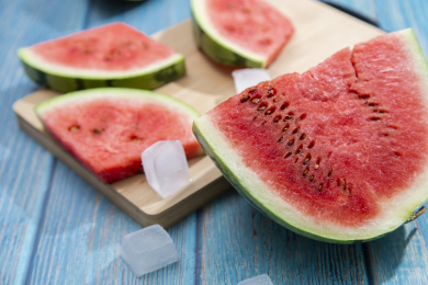 室内蓝色背景上摆放的切好的西瓜