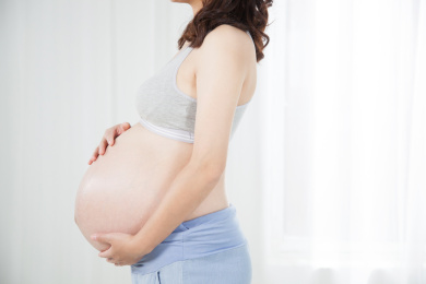 东方人物孕妇肚子的侧面特写