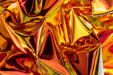 灯光照射着充满褶皱的质感亮膜