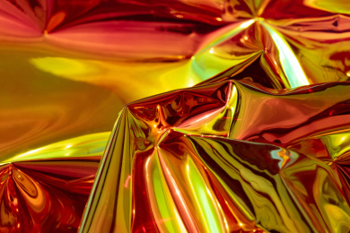 灯光照射着充满褶皱的质感亮膜