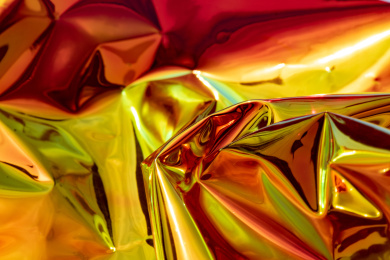 灯光照射着充满褶皱的质感亮膜