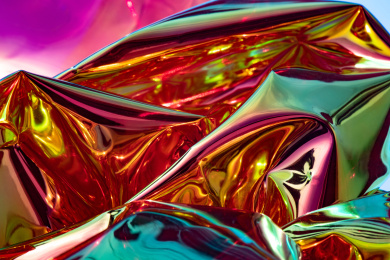 灯光照射着充满褶皱的质感亮膜