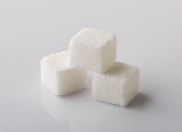 白色方糖在白色背景上，食品调味剂