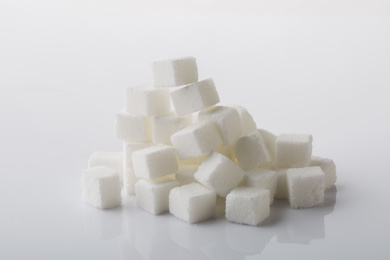 白色方糖在白色背景上，食品调味剂