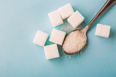 白糖和方糖在蓝色背景上，俯拍镜头