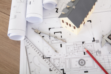 房屋装修设计相关的图纸和小房子模型及各种测绘工具