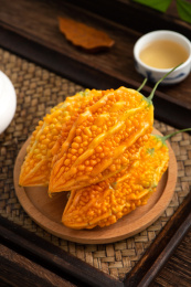 复古中国风茶盘背景上的新鲜水果赖葡萄