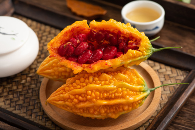 复古中国风茶盘背景上的新鲜水果赖葡萄