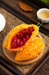 复古中国风茶盘背景上的新鲜水果赖葡萄
