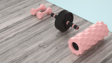 健身题材的木质地板上的塑胶健腹轮，泡沫轴和瑜伽垫，3d渲染