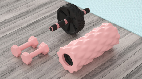 健身题材的木质地板上的塑胶健腹轮，泡沫轴和瑜伽垫，3d渲染