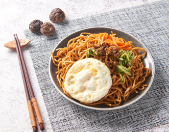 盘子里面的葱油拌面和煎鸡蛋