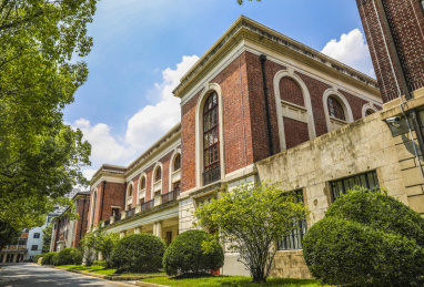 中国上海交通大学经典的砖墙立面历史老建筑