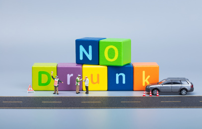 积木字母英文单词Nodrunk交警在公路边查酒驾
