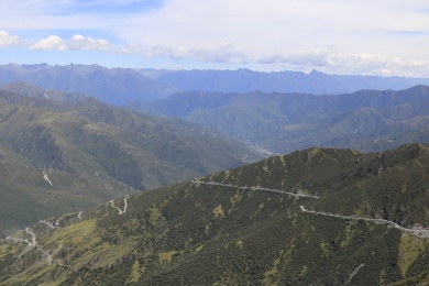 中国西藏山南306国道道路风景