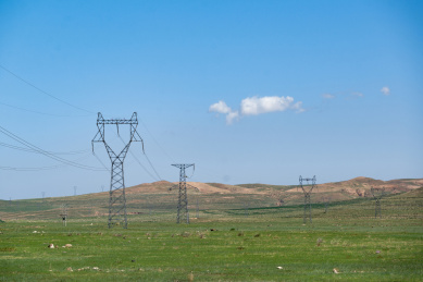 内蒙古草原上的高压线输电塔