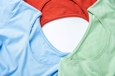 三件纯色纯棉T恤在白背景上