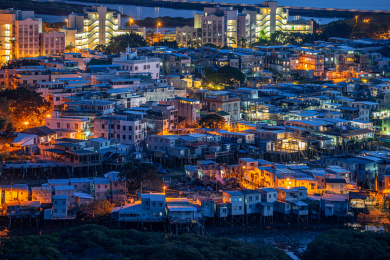 中国香港城市风光，大澳渔村夜景