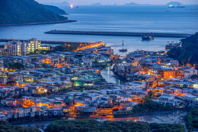 中国香港城市风光，大澳渔村夜景