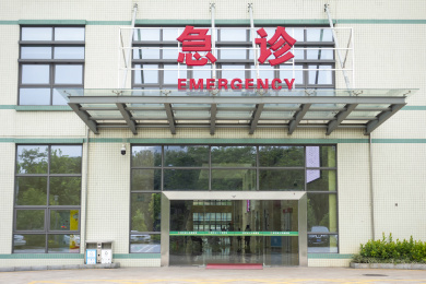 白天医院的急诊科大楼门口