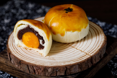 放在木片上的中国中秋节特色点心—蛋黄酥皮月饼