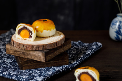 放在木片上的中国中秋节特色点心—蛋黄酥皮月饼