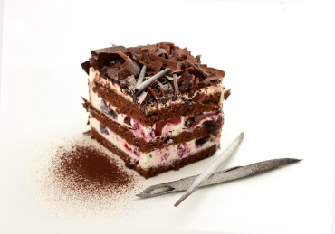 白色背景上的西式樱桃口味黑森林蛋糕