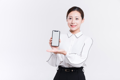 年轻青年女性展示手中的智能手机