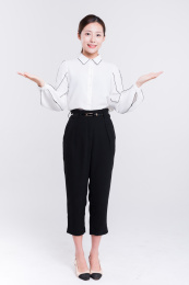 年轻阳光女生伸出手摊开手